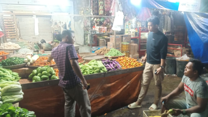 Satgas pangan melakukan pemantauan harga bahan pokok di Pasar Sentiong, Balaraja