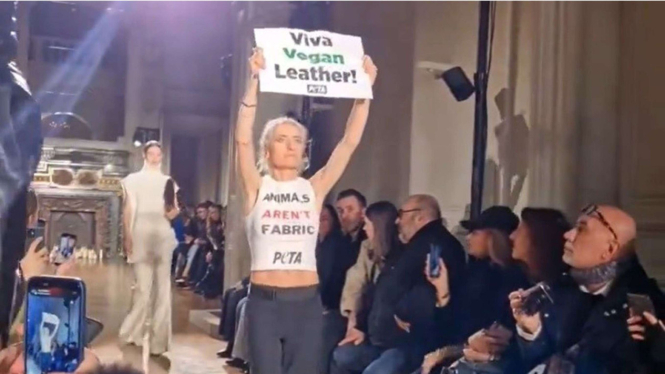 Peragaan busana Victoria Beckham diganggu oleh pengunjuk rasa hak-hak binatang