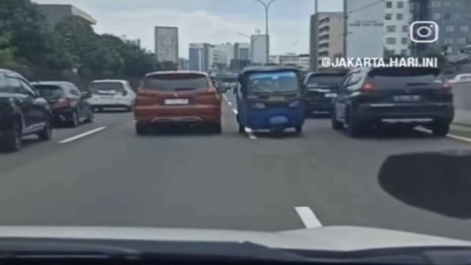 Bajaj Lawan Arah di Jalan Tol Jakarta-Tangerang