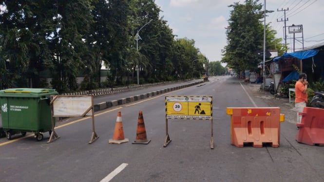 Jalan Gresik ditutup gegara ledakan di Markas Gegana Brimob Polda Jatim di Surabaya.