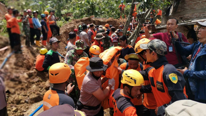 Tim Basarnas Semarang dan Pos SAR Surakarta melakukan evakuasi korban longsor