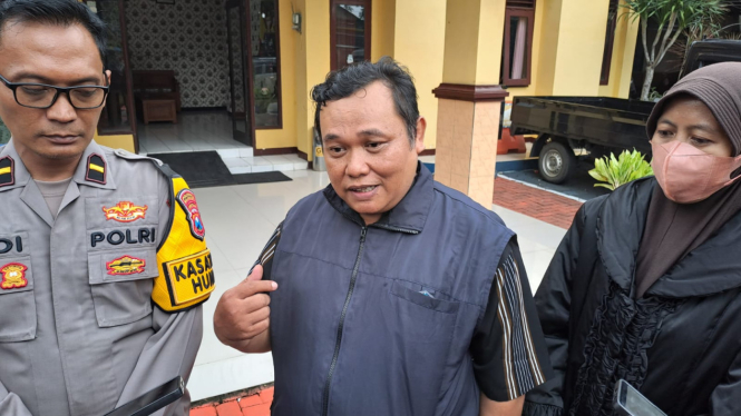 Kasi Humas Polresta Malang Kota Ipda Yudi Risdianto bersama kepala sekolah 