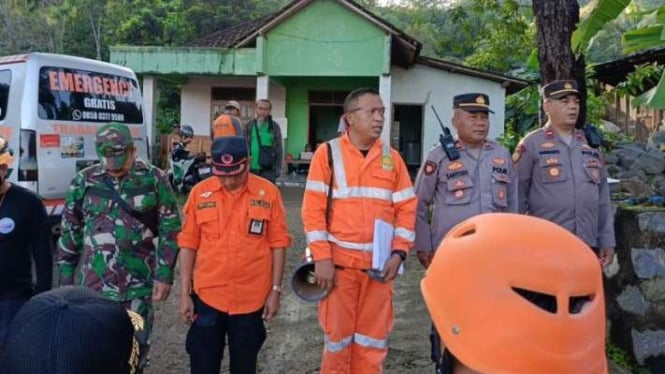 Petugas Basarnas sesaat sebelum melakukan pencarian korban di Kabupaten Sragen, Jawa Tengah, Senin, 4 Maret 2024.