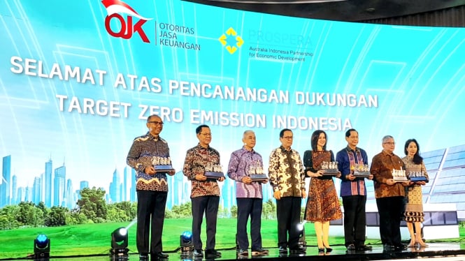 Kepala Eksekutif Pengawas Perbankan Otoritas Jasa Keuangan (OJK), Dian Ediana Rae, bersama perwakilan 7 Bank, dalam Peluncuran CRMS di kawasan Setiabudi, Jakarta Selatan, Senin, 4 Maret 2024.