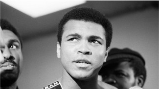 Kisah Muhammad Ali Memeluk Agama Islam, Rela Kehilangan Gelarnya Demi Jadi Muslim Sejati