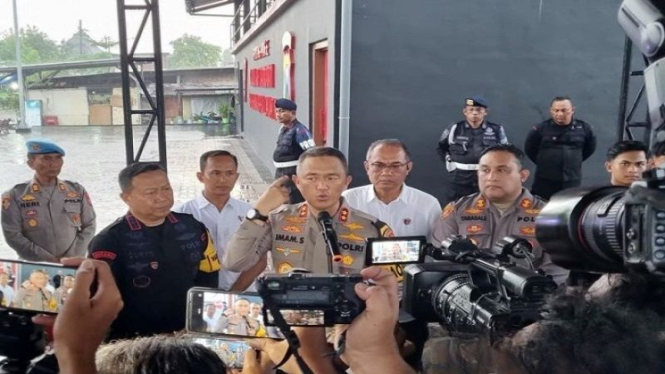 Kapolda Jawa Timur Irjen Pol Imam Sugianto memberikan keterangan pers