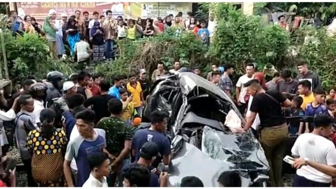 Suasana pasca-terjadinya kecelakaan kereta tabrak minibus di Tebing Tinggi