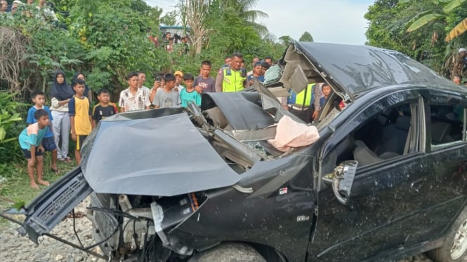 Polisi melakukan olah TKP lokasi tabrakan maut kereta api kontra mobil di Kota Tebing Tinggi.(dok Polres Tebing Tinggi)