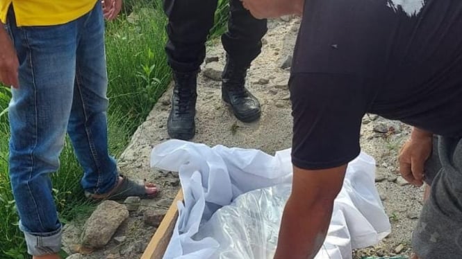 Polisi evakuasi tubuh manusia tanpa kepala di perairan Danau Toba.(dok Polres Simalungun)