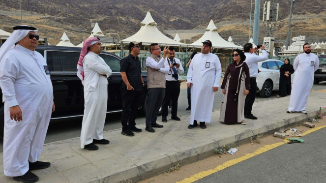 Uma cama para peregrinos do Hajj em Mina está equipada com um reservatório