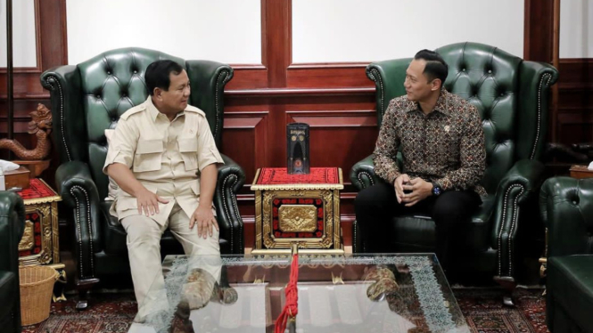 Menteri ATR/Kepala BPN Agus Harimurti Yudhoyono (AHY) menyambangi Menteri Pertahanan Prabowo Subianto di Kantor Kementerian Pertahanan, Jakarta Pusat, Selasa, 5 Maret 2024 (sumber: Instagram @agusyudhoyono)