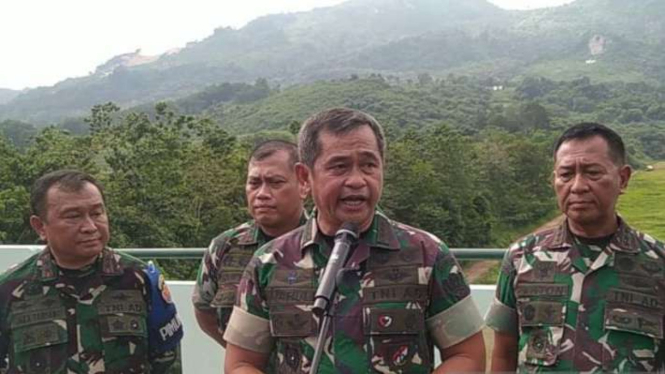 Kepala Staf Angkatan Darat (KSAD) Jenderal TNI Maruli Simanjuntak didampingi sejumlah perwira TNI AD memberikan keterangan di Cipatat, Kabupaten Bandung Barat, Jawa Barat, Selasa, 5 Maret 2024.