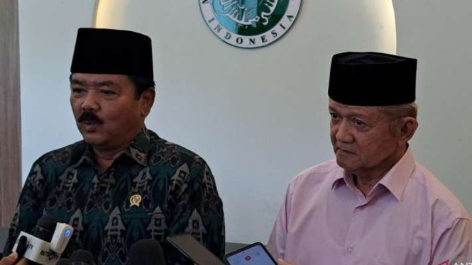 Menteri Koordinator Bidang Politik Hukum dan Keamanan Hadi Tjahjanto (kiri) dan Wakil Ketua Umum MUI Anwar Abbas (kanan) di Gedung MUI, Jakarta, Selasa, 5 Maret 2024.