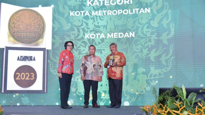 Kadis Lingkungan Hidup Kota Medan, Muhammad Husni saat menerima Piala Adipura Tahun 2023.(dok Pemko Medan)