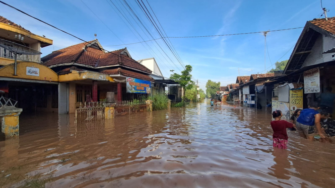 Air luapan sungai yang mengenangi pemukiman warga di Jombang, Jawa Timur.