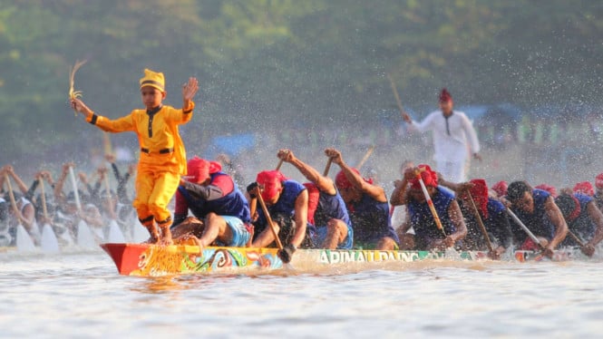 Ada yang Bikin Heboh di Festival Pacu Jalur 2025
