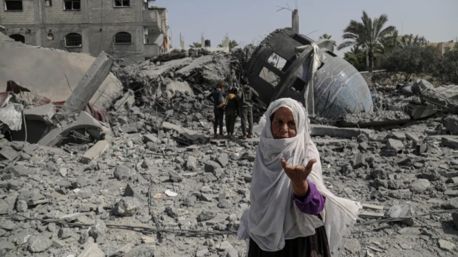 VIVA Military: Refugiados de Gaza frente a las ruinas de una mezquita en Deir al-Balah