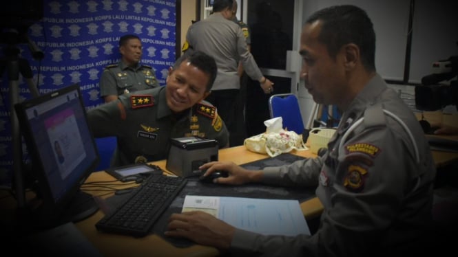 VIVA Militer: Mayjen TNI Yanuar Adil saat proses bikin SIM.