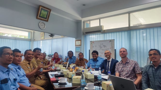 Wali Kota Semarang, Hevearita Gunaryanti Rahayu, memimpin pertemuan dengan Tim Urban Water Catalyst Initiative (UWCI) dari GIZ, Jerman dan WWX dari Belanda, di kantor Perumda Air Minum Tirta Moedal. (Dok. Istimewa)