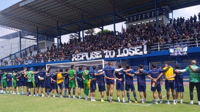 Bobotoh memberi semangat kepada para pemain Persib Bandung jelang lawan Persija