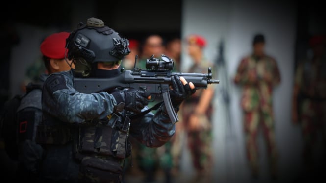 VIVA Militer: Jenderal TNI MS saat ikuti materi Gultor Kopassus 