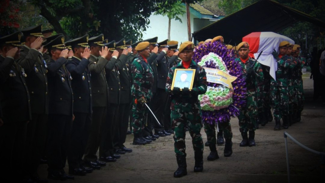 VIVA Militer: Prosesi pemakaman militer Kapten Arh Kiat Liansyah 