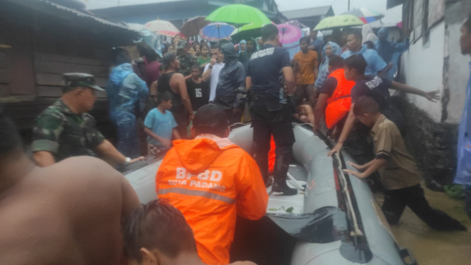 Proses evakuasi warga terjebak banjir di Padang