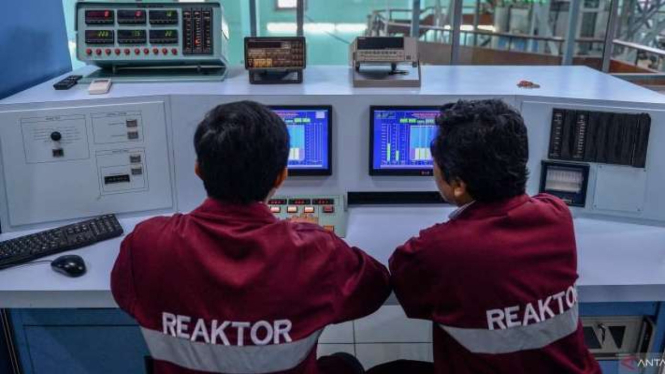 Arsip foto - Peneliti memantau layar monitor di ruang kontrol utama reaktor nuklir Triga 2.000 di Badan Riset Inovasi Nasional di Bandung, Jawa Barat, Kamis, 3 Agustus 2023.