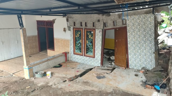 Rumah warga di Jombang ambles akibat tanah bergerak 