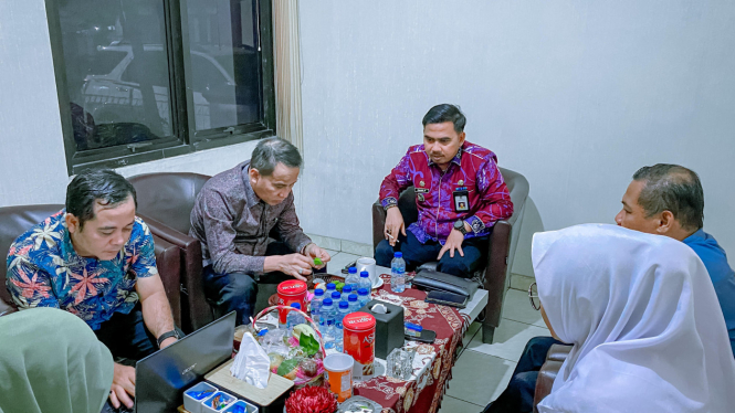 Camat Sindang Jaya, Galih Prakosa melalukan pertemuan dengan Kades Wanakerta, Tumpang Sugian dan perangkat desa setempat