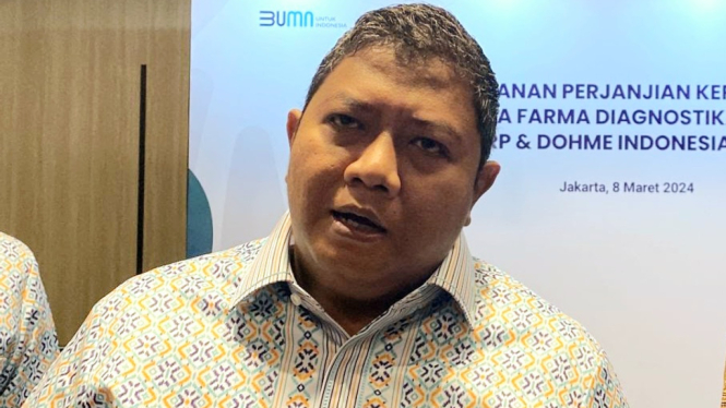 Direktur Utama PT Kimia Farma Diagnostika, Arie Genipa Suhendi, dalam konferensi pers di kawasan Tugu Tani, Jakarta Pusat, Jumat, 8 Maret 2024. 