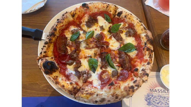 Pizza Carnivora di Massilia Cucina Italiana