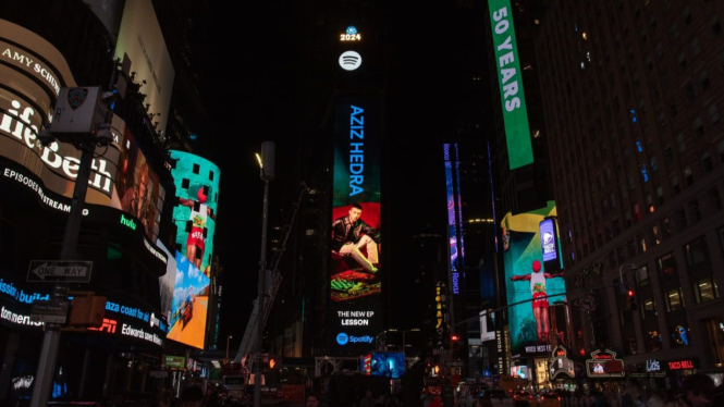 EP Aziz Hedra Tayang di Giant Billboard Times Square