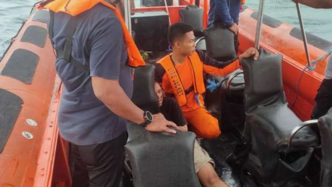 Tim SAR Gabungan mengevakuasi seorang penumpang kapal pengangkut logistik yang tenggelam di Perairan Seture Labuan Bajo, Kabupaten Manggarai Barat, Nusa Tenggara Timur, Sabtu, 9 Maret 2024.