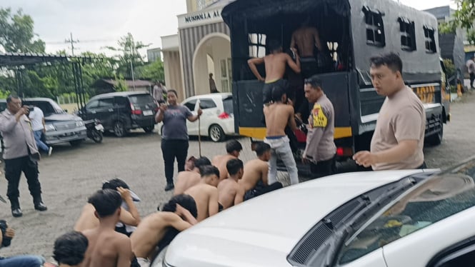 Anggota perguruan silat saat digelandang ke Polres Jombang.