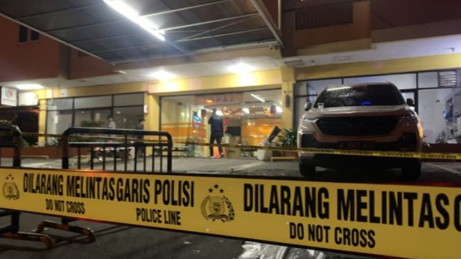 Petugas memasang garis polisi di lokasi yang menjadi tempat jatuhnya keempat korban bunuh diri di Apartemen Teluk Intan Penjaringan Jakarta Utara pada Sabtu (9/3/2024).