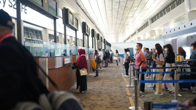 Proses pemeriksaan dokumen keimigrasian di Bandara Soekarno-Hatta, Tangerang