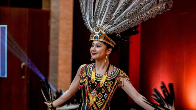 Kontestan Miss World dari Indonesia, Audrey Vanessa kenakan baju khas Kalimantan