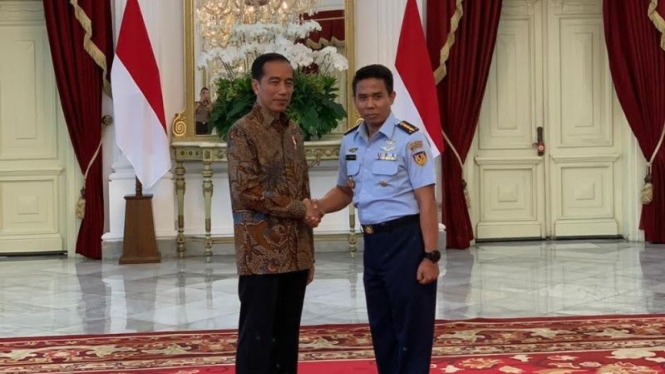 Presiden Joko Widodo dan dokter TNI AU, Dr. dr. F. Sukma Wahyudin.