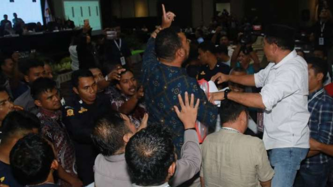 Rapat pleno rekapitulasi KPU Maluku Utara berlangsung, di Kendari, Senin dini hari, 11 Maret 2024, untuk hasil rekapitulasi penghitungan suara DPR-RI Kabupaten Halmahera Selatan terjadi kericuhan akibat adanya protes.