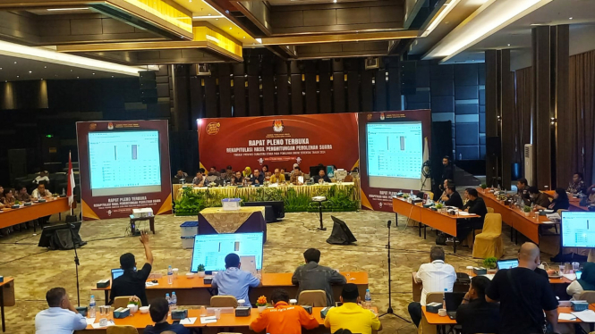 KPU Sumut gelar rekapitulasi perolehan suara tingkat Provinsi di Le Polonia Hotel, Kota Medan.(B.S.Putra/VIVA)
