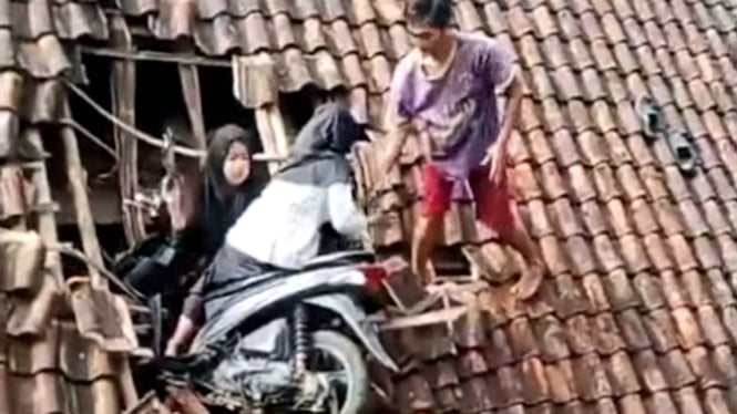 Video viral motor tersangkut di atap rumah warga