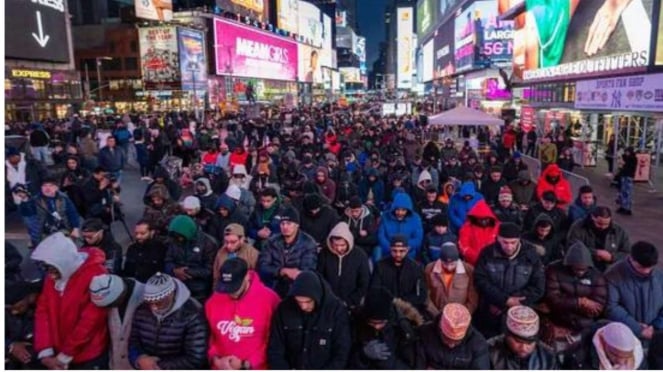 Warga muslim AS sholat taraweh di Times Square New York