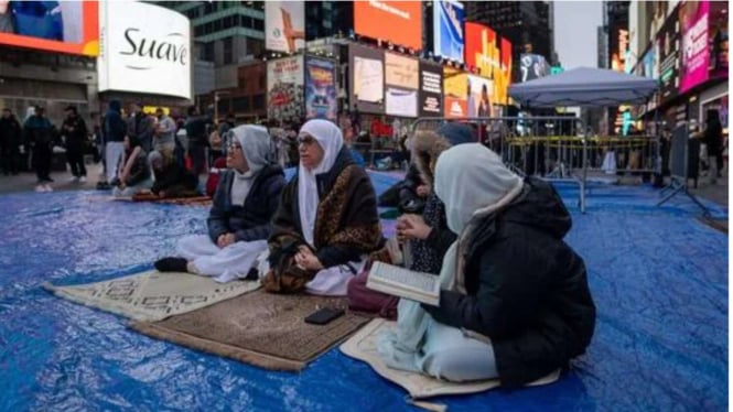 Warga muslim AS sholat taraweh di Times Square New York
