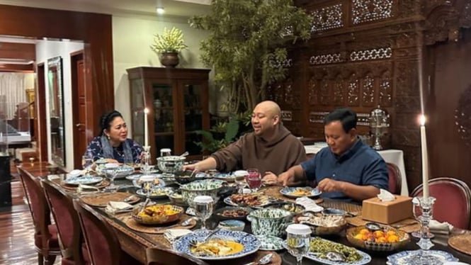 Prabowo bersama dengan Titiek Soeharto dan Didit Prabowo buka puasa bersama