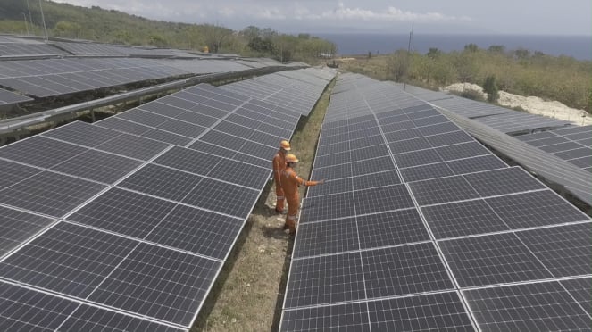 A PLN Indonesia Power continua a desenvolver novas energias renováveis ​​com a adição de uma central solar (PLTS) e uma central eólica (PLTB) em Nusa Penida.