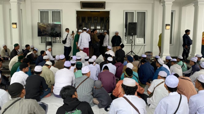 Ribuan pelayat saat takziah di rumah Habib Hasan bin Jafar Assegaf di Cilodong, Depok