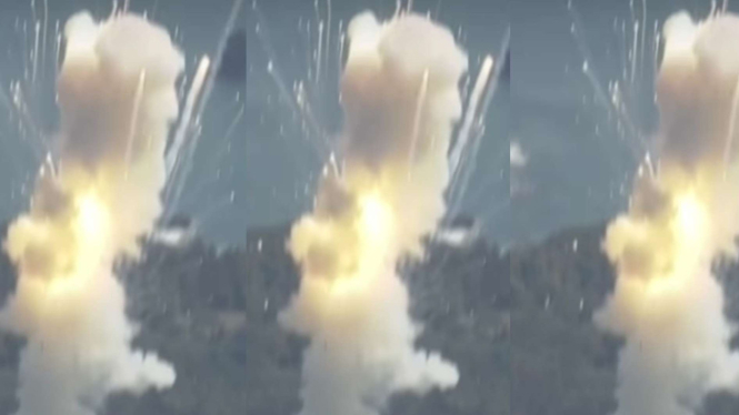 Roket kormesial pertama Jepang meledak usai lepas landas.