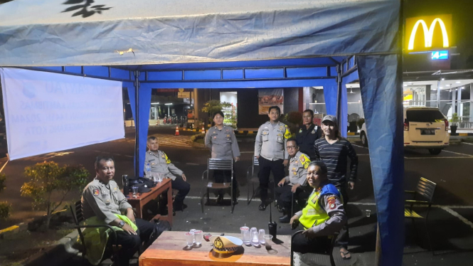 Sejumlah petugas di pos pantau Polres Metro Tangerang Kota