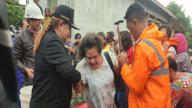 Wali Kota Semarang Hevearita Gunaryanti Rahayu membantu evakuasi warga.